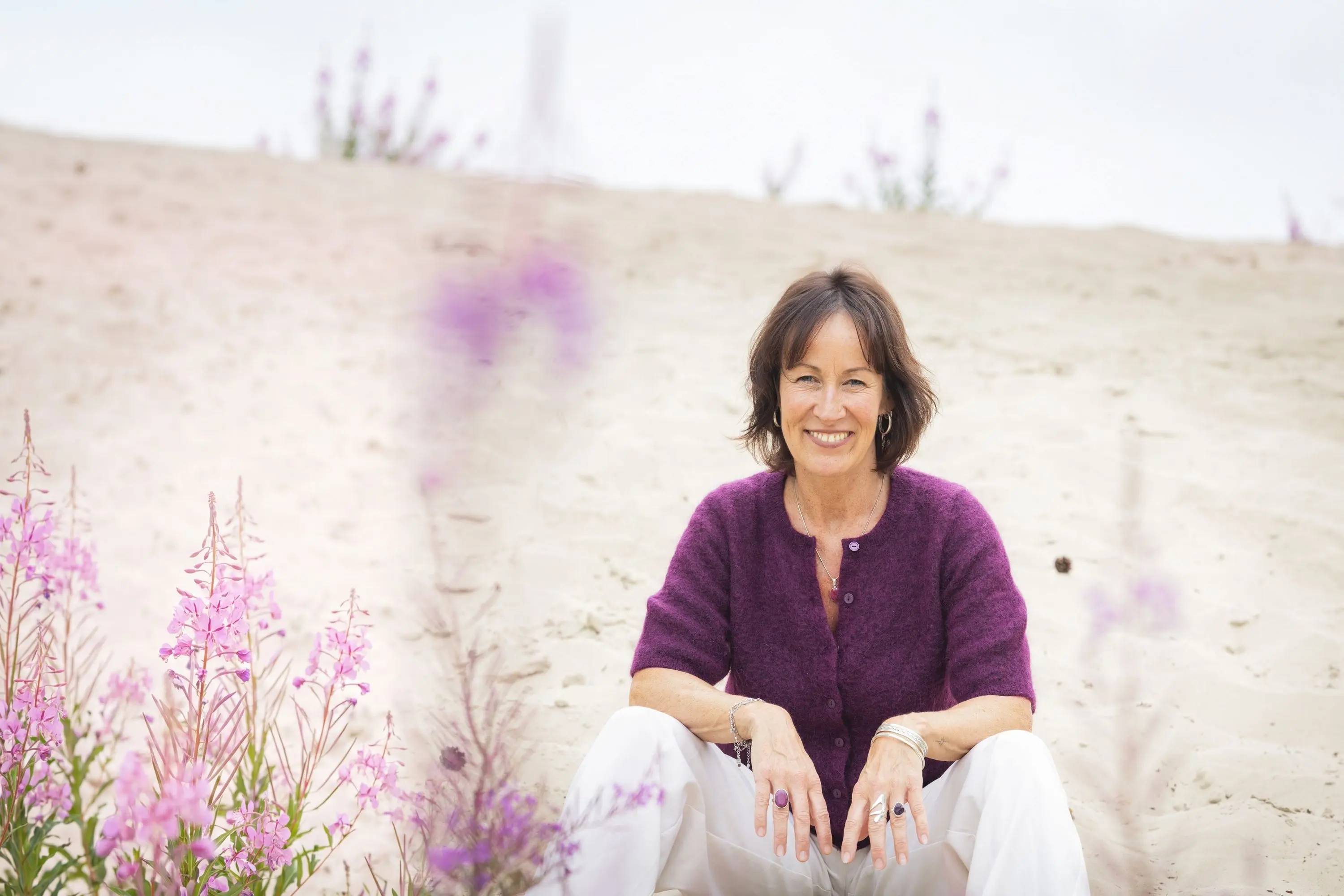 Gratis gesprek met Jacqueline Lammerts: ze zit in het zand en lacht je open toe